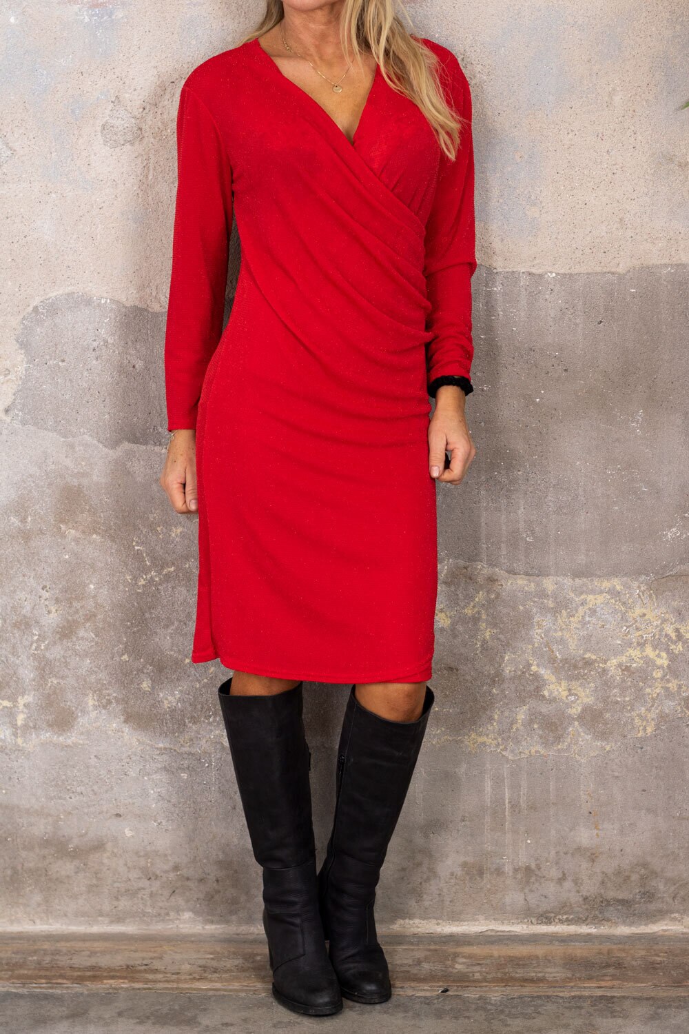 Annie - Glitrende kjole med wrap - Röd