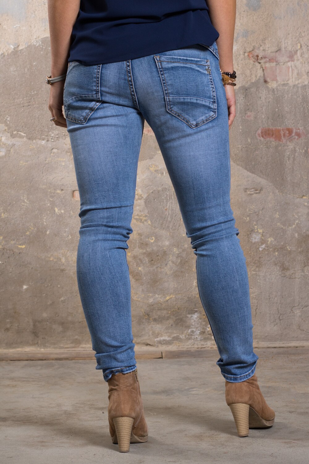 Jeans-L8017-med-Bling-ljustvatt-bak