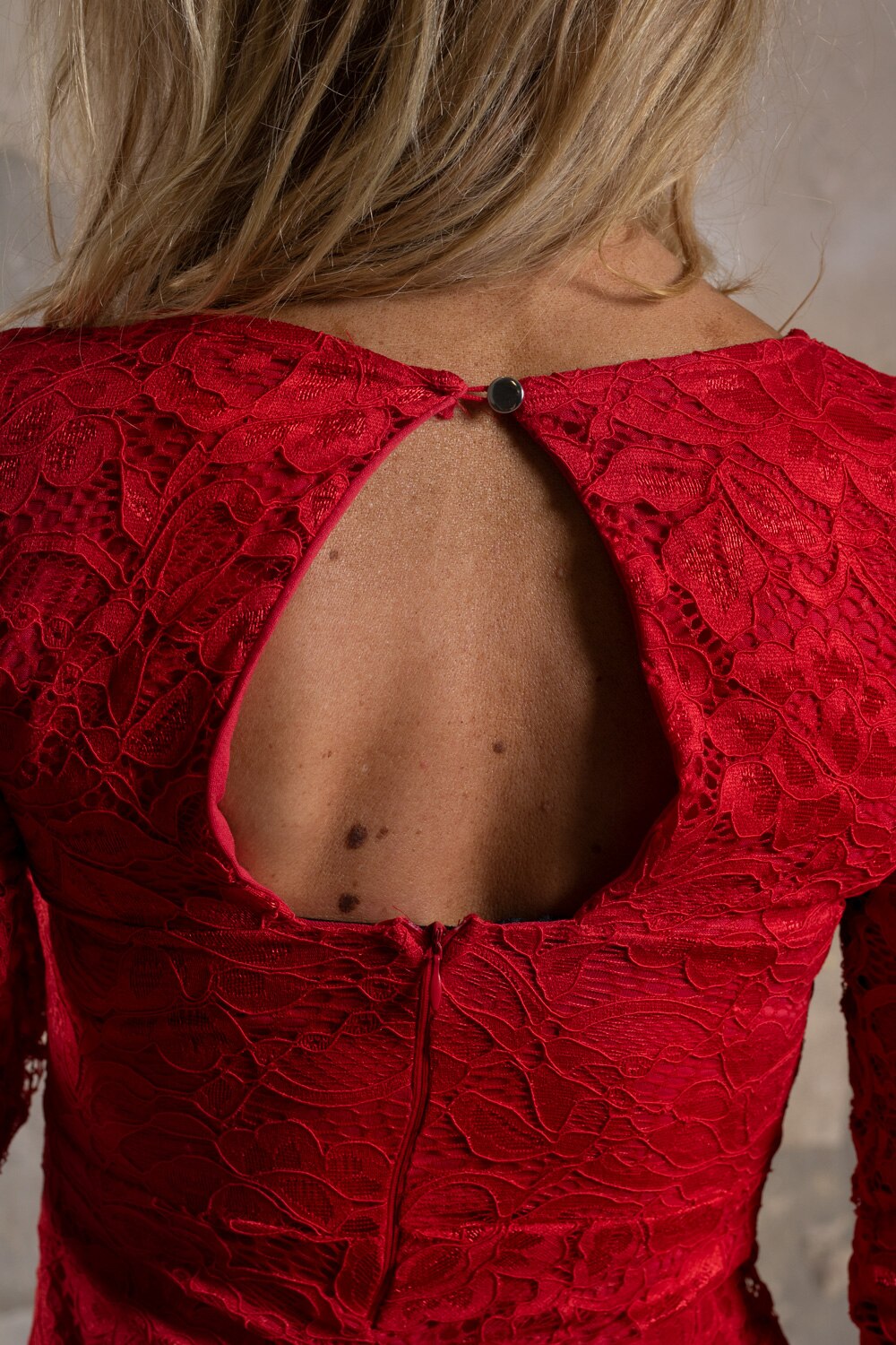Långärmad-Rachel---Spetsklänning-med-Öppning-i-rygg---Röd-detalj